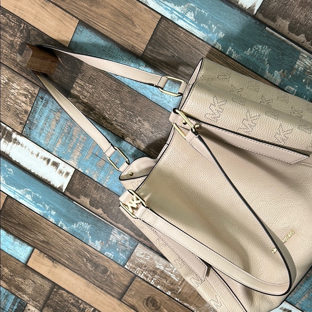Michael Kors Cream Shoulder tote 👜 Bag - Picture 8 of 16